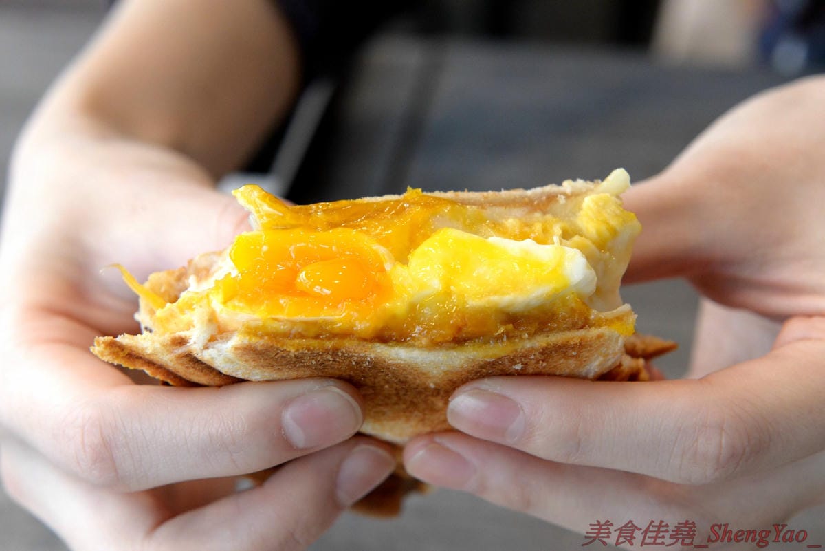 [台中西屯]QUEUE CAFE – 台中新開的小清新咖啡店,環境靜謐舒適,餐點表現出色,咖啡還不錯,咖啡豆自家烘焙,熱壓吐司推薦必點,內餡超級飽滿幾乎要爆出來。試賣期間全部東西85折、飲品7折,滿百還