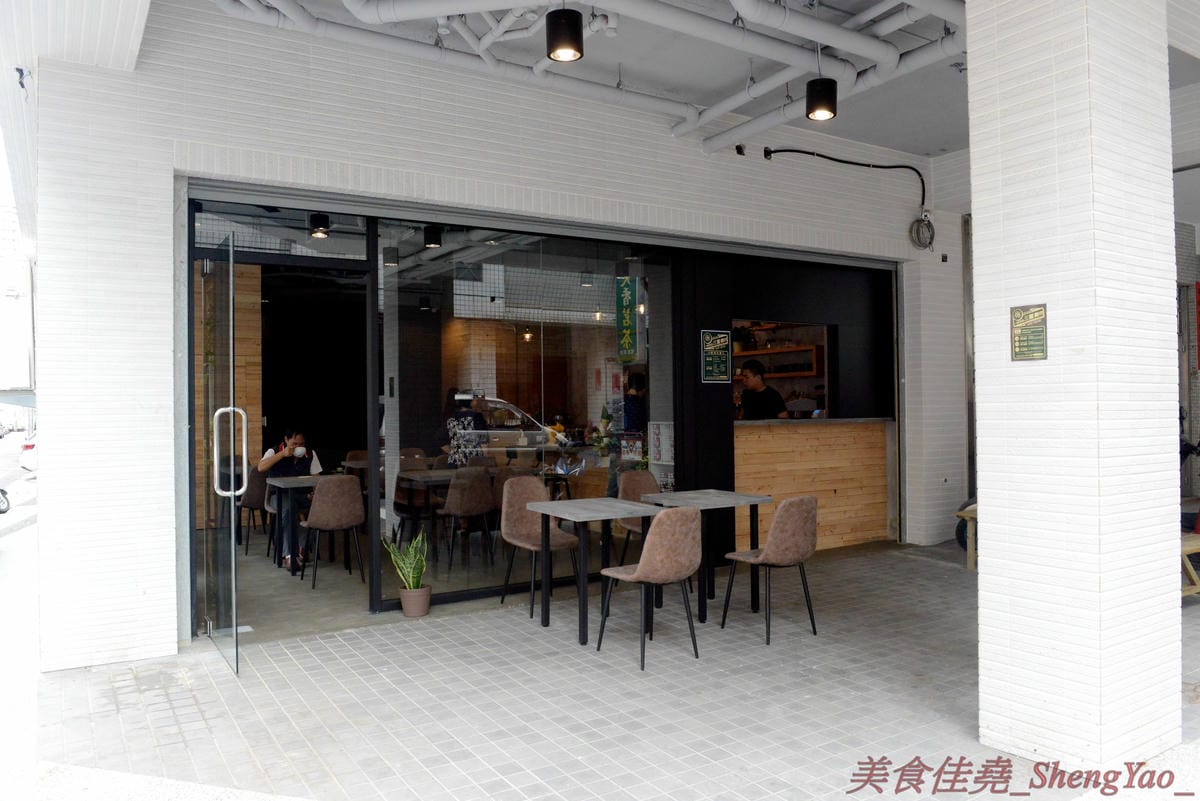 [台中西屯]QUEUE CAFE – 台中新開的小清新咖啡店,環境靜謐舒適,餐點表現出色,咖啡還不錯,咖啡豆自家烘焙,熱壓吐司推薦必點,內餡超級飽滿幾乎要爆出來。試賣期間全部東西85折、飲品7折,滿百還