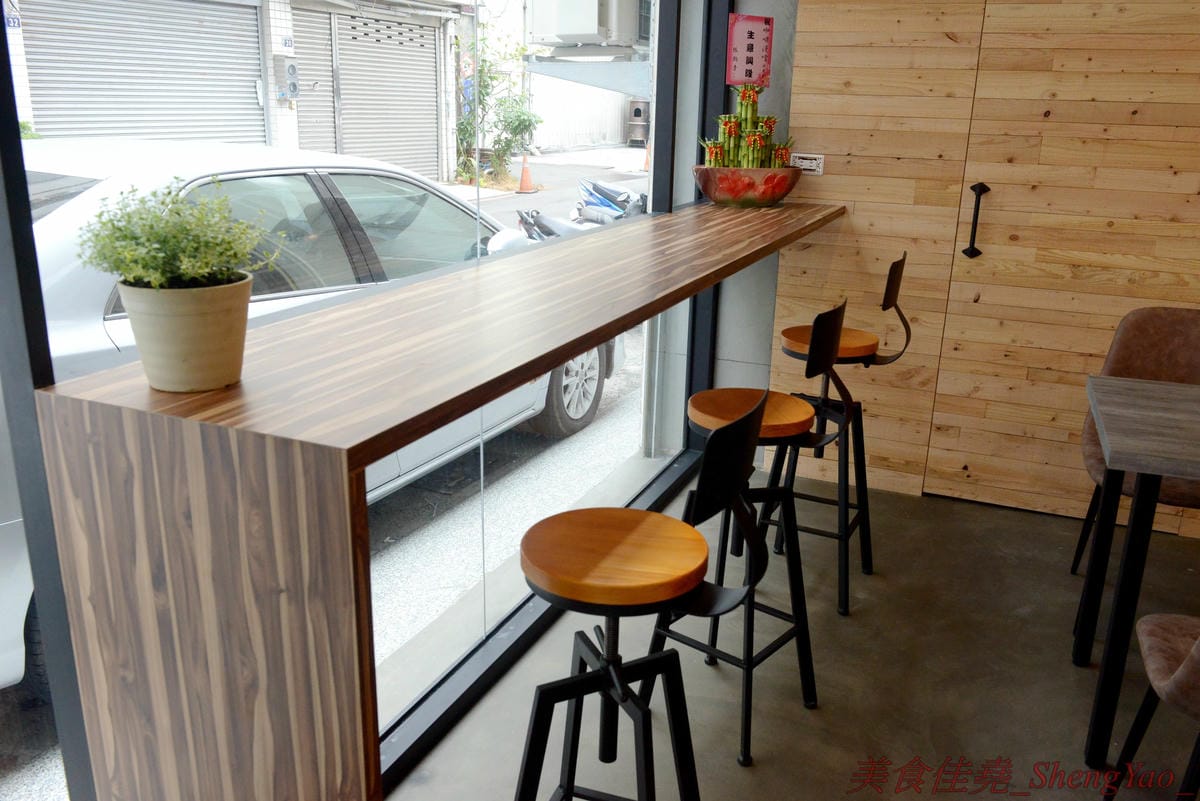 [台中西屯]QUEUE CAFE – 台中新開的小清新咖啡店,環境靜謐舒適,餐點表現出色,咖啡還不錯,咖啡豆自家烘焙,熱壓吐司推薦必點,內餡超級飽滿幾乎要爆出來。試賣期間全部東西85折、飲品7折,滿百還