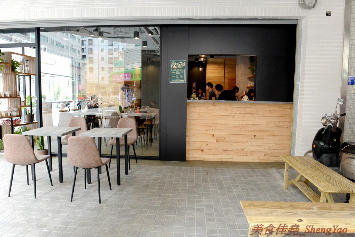 [台中西屯]QUEUE CAFE – 台中新開的小清新咖啡店,環境靜謐舒適,餐點表現出色,咖啡還不錯,咖啡豆自家烘焙,熱壓吐司推薦必點,內餡超級飽滿幾乎要爆出來。試賣期間全部東西85折、飲品7折,滿百還