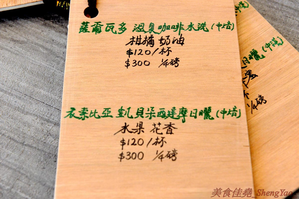 [台中西屯]QUEUE CAFE – 台中新開的小清新咖啡店,環境靜謐舒適,餐點表現出色,咖啡還不錯,咖啡豆自家烘焙,熱壓吐司推薦必點,內餡超級飽滿幾乎要爆出來。試賣期間全部東西85折、飲品7折,滿百還