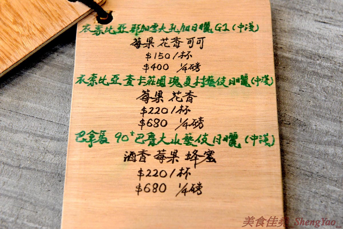 [台中西屯]QUEUE CAFE – 台中新開的小清新咖啡店,環境靜謐舒適,餐點表現出色,咖啡還不錯,咖啡豆自家烘焙,熱壓吐司推薦必點,內餡超級飽滿幾乎要爆出來。試賣期間全部東西85折、飲品7折,滿百還