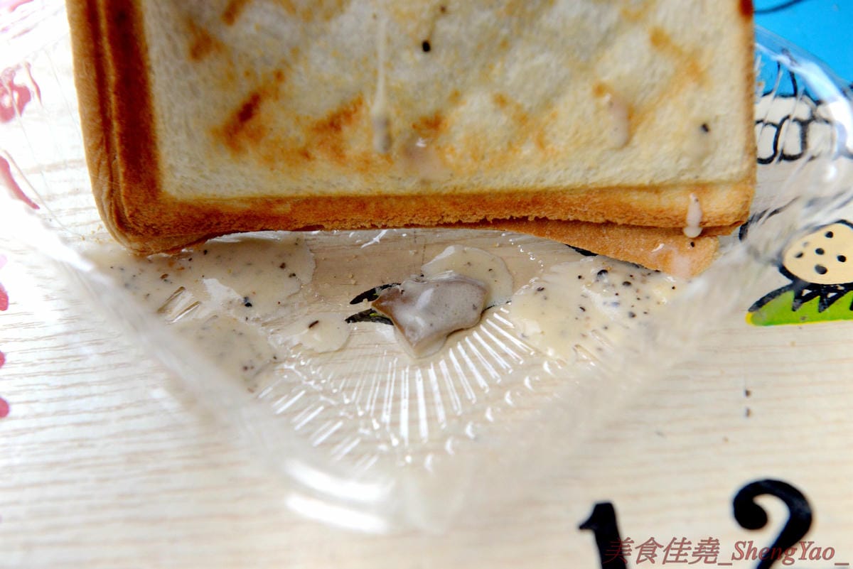 [台中清水]廖李料理 – 清水超好吃的口袋三明治餐車,鹹甜口味多種可選,餡料醬料幾乎都是店家自己做的,真材實料,內餡飽滿豐富每一口都吃得到,早餐店價位好吃不貴,大推”來去蝦威夷”口味不點