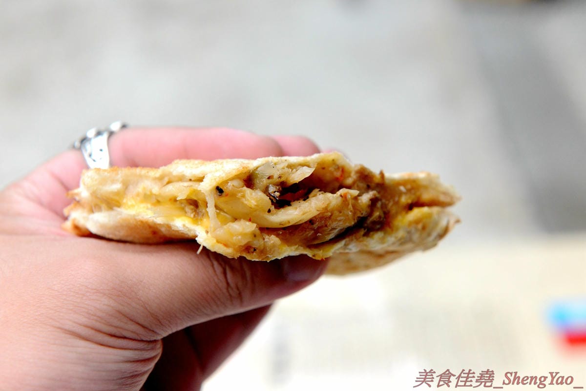 [台中清水]廖李料理 – 清水超好吃的口袋三明治餐車,鹹甜口味多種可選,餡料醬料幾乎都是店家自己做的,真材實料,內餡飽滿豐富每一口都吃得到,早餐店價位好吃不貴,大推”來去蝦威夷”口味不點