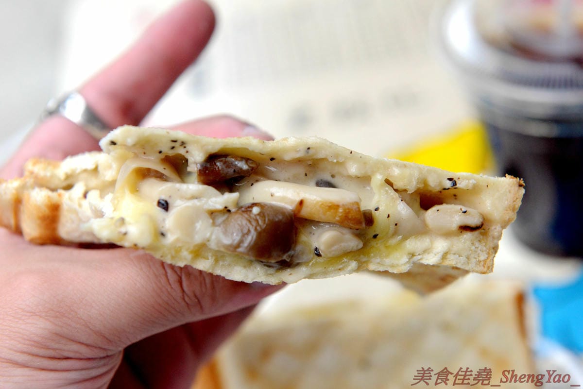 [台中清水]廖李料理 – 清水超好吃的口袋三明治餐車,鹹甜口味多種可選,餡料醬料幾乎都是店家自己做的,真材實料,內餡飽滿豐富每一口都吃得到,早餐店價位好吃不貴,大推”來去蝦威夷”口味不點