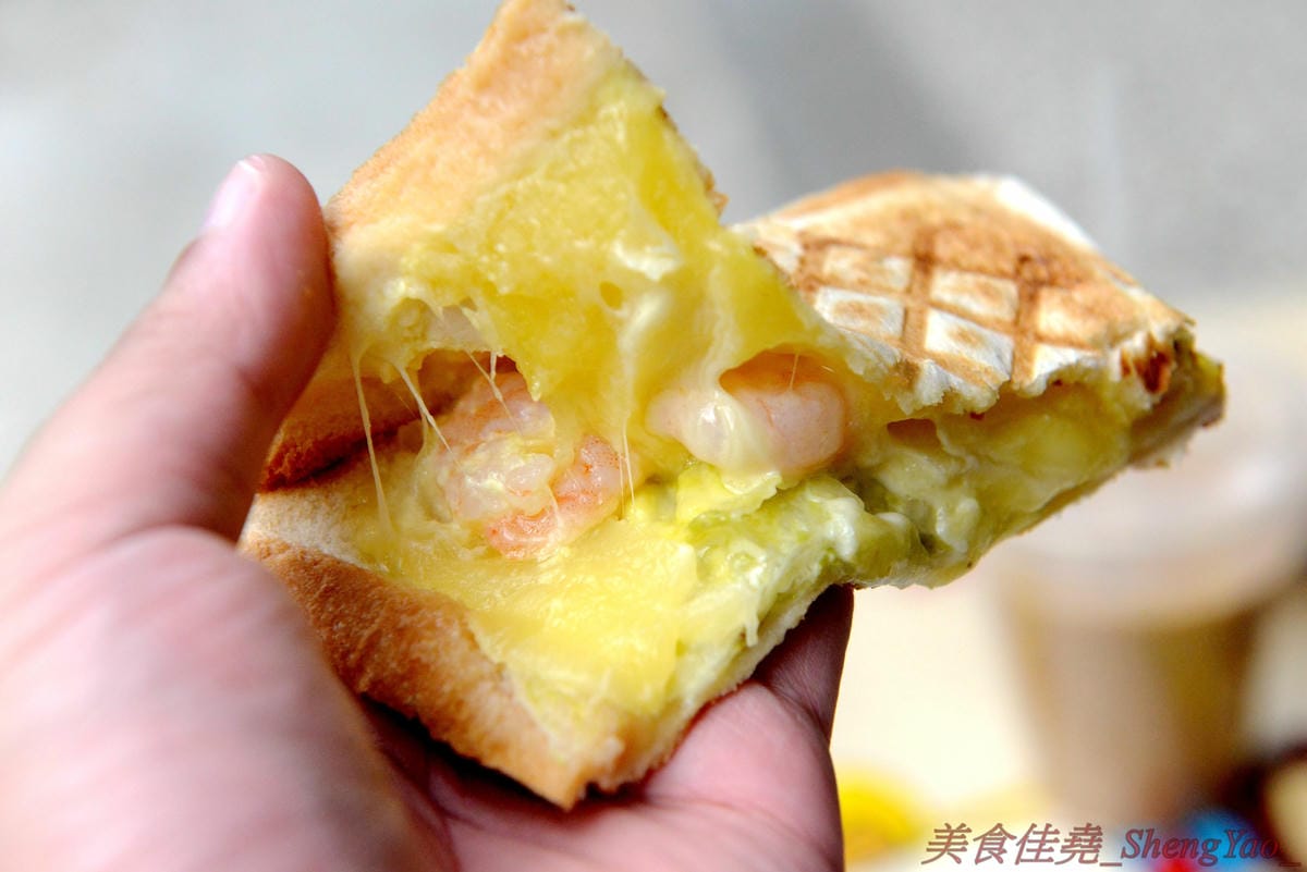 [台中清水]廖李料理 – 清水超好吃的口袋三明治餐車,鹹甜口味多種可選,餡料醬料幾乎都是店家自己做的,真材實料,內餡飽滿豐富每一口都吃得到,早餐店價位好吃不貴,大推”來去蝦威夷”口味不點
