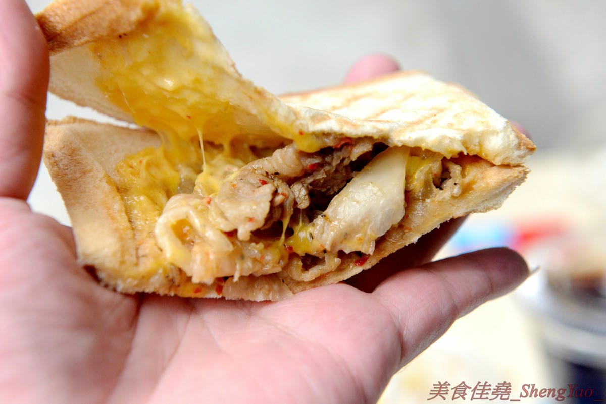 [台中清水]廖李料理 – 清水超好吃的口袋三明治餐車,鹹甜口味多種可選,餡料醬料幾乎都是店家自己做的,真材實料,內餡飽滿豐富每一口都吃得到,早餐店價位好吃不貴,大推”來去蝦威夷”口味不點