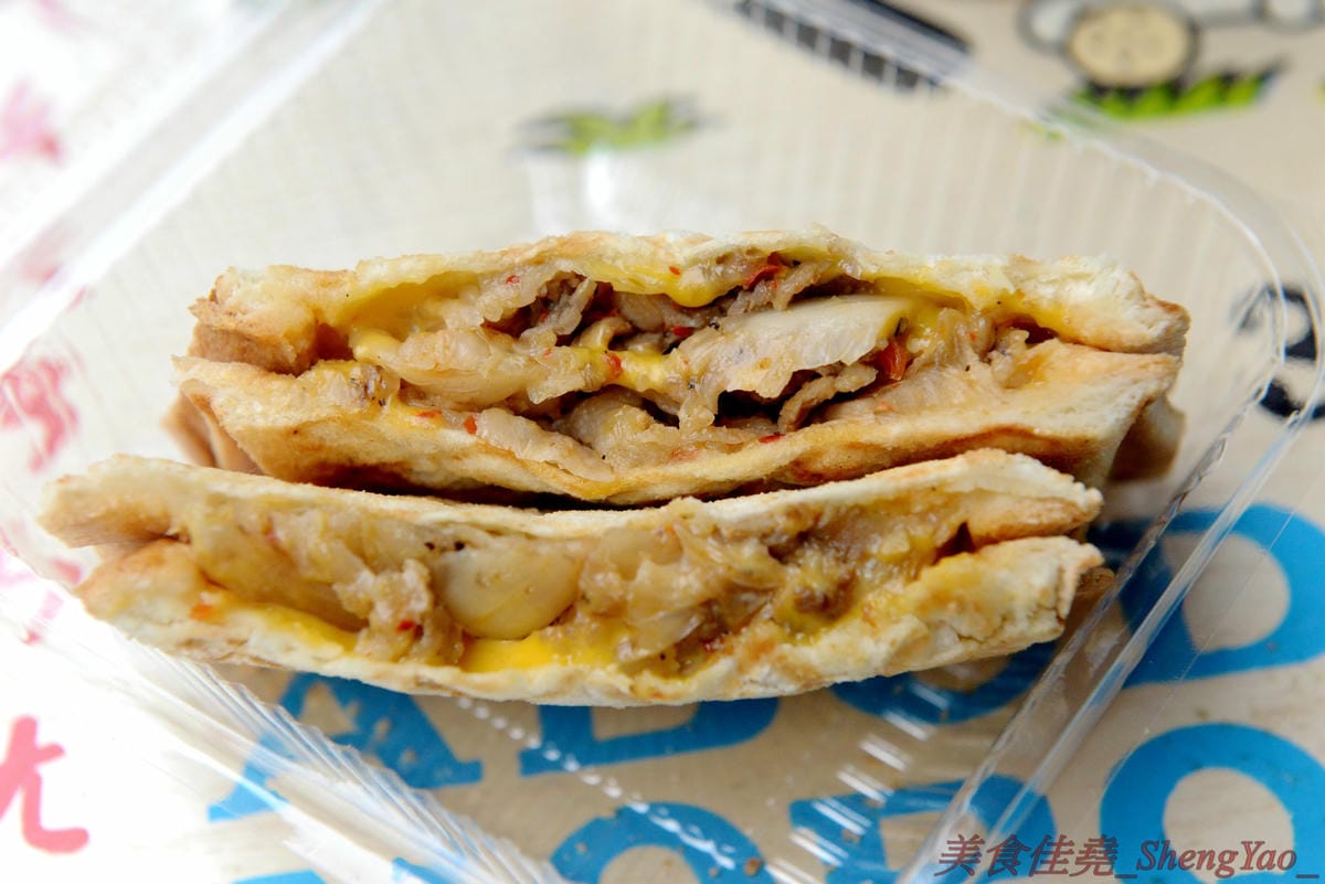 [台中清水]廖李料理 – 清水超好吃的口袋三明治餐車,鹹甜口味多種可選,餡料醬料幾乎都是店家自己做的,真材實料,內餡飽滿豐富每一口都吃得到,早餐店價位好吃不貴,大推”來去蝦威夷”口味不點