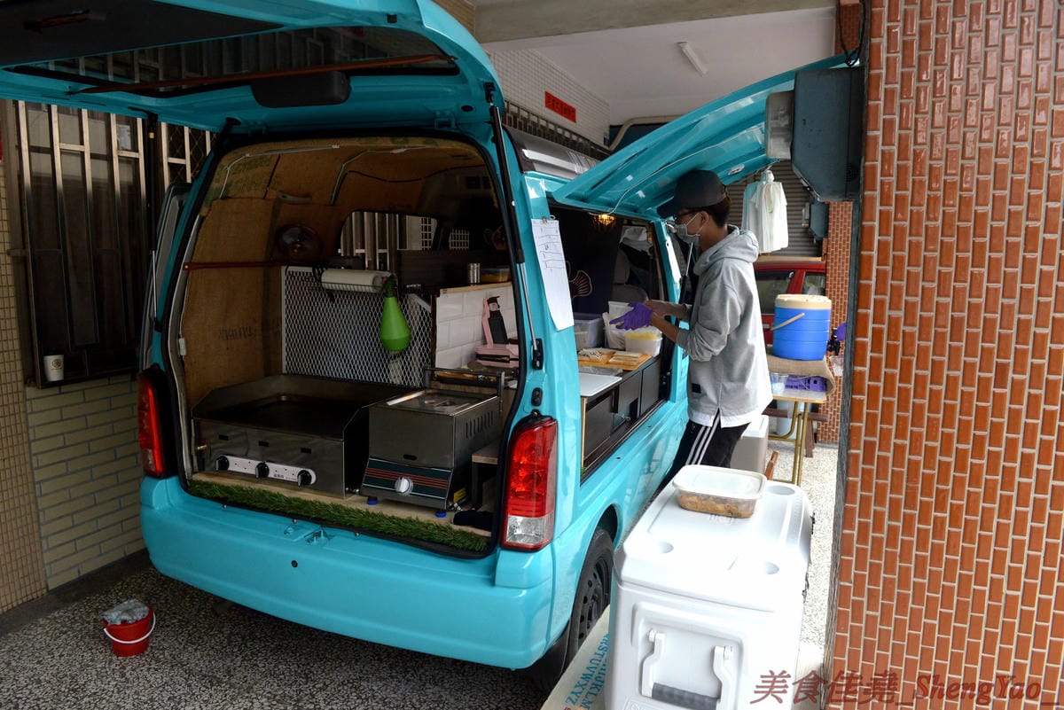 [台中清水]廖李料理 – 清水超好吃的口袋三明治餐車,鹹甜口味多種可選,餡料醬料幾乎都是店家自己做的,真材實料,內餡飽滿豐富每一口都吃得到,早餐店價位好吃不貴,大推”來去蝦威夷”口味不點
