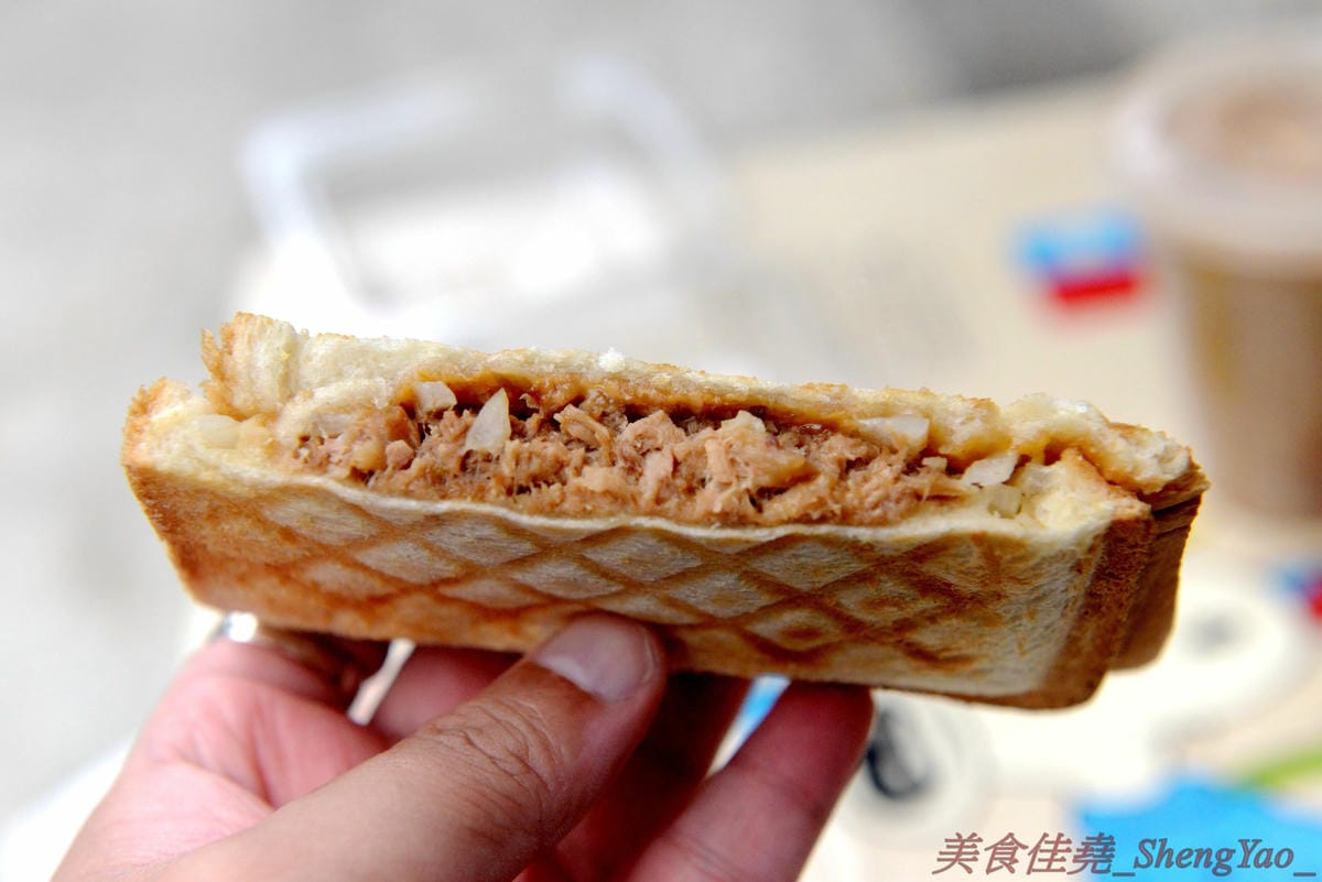 [台中清水]廖李料理 – 清水超好吃的口袋三明治餐車,鹹甜口味多種可選,餡料醬料幾乎都是店家自己做的,真材實料,內餡飽滿豐富每一口都吃得到,早餐店價位好吃不貴,大推”來去蝦威夷”口味不點