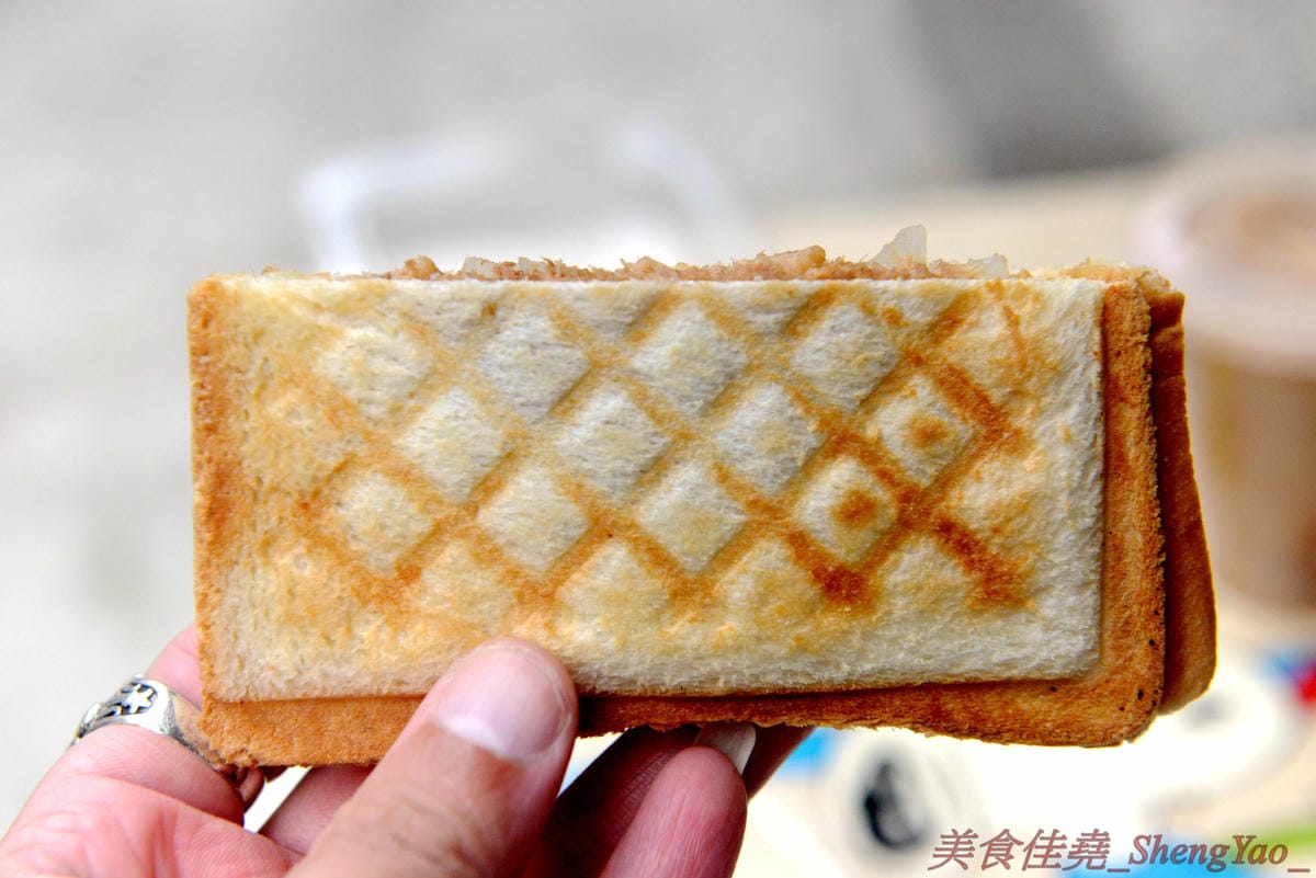 [台中清水]廖李料理 – 清水超好吃的口袋三明治餐車,鹹甜口味多種可選,餡料醬料幾乎都是店家自己做的,真材實料,內餡飽滿豐富每一口都吃得到,早餐店價位好吃不貴,大推”來去蝦威夷”口味不點