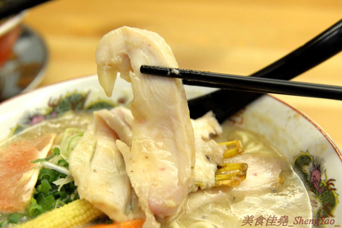 [台中西區]らーめん七面鳥 – 連外國人都特地來吃,今年度最強的雞湯系拉麵專賣店,湯頭使用全火雞熬煮,雞味濃郁醇香,搭配極具口感的低溫烹煮雞胸肉,超級厲害,每碗拉麵可免費提供一碗白飯,湯
