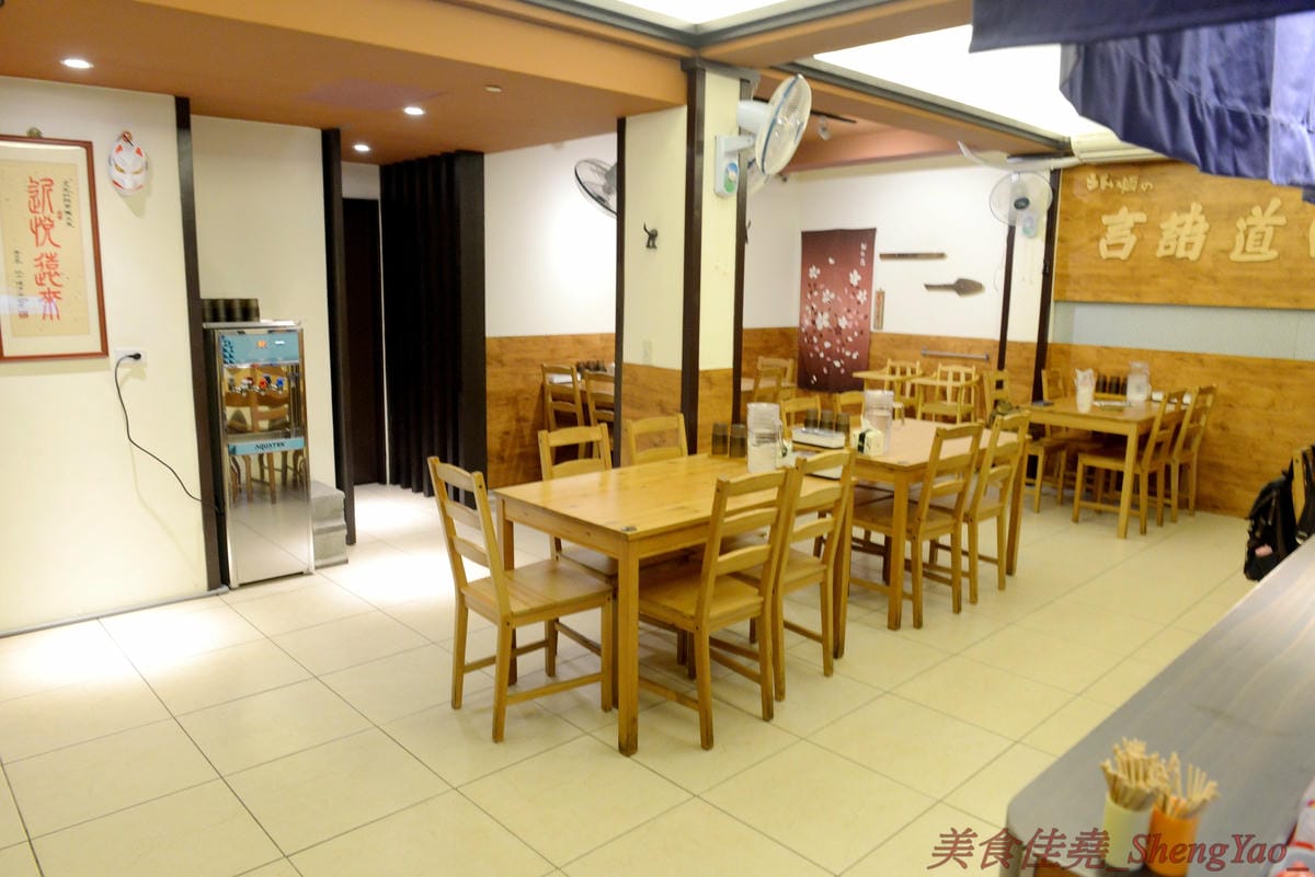 [台中西區]らーめん七面鳥 – 連外國人都特地來吃,今年度最強的雞湯系拉麵專賣店,湯頭使用全火雞熬煮,雞味濃郁醇香,搭配極具口感的低溫烹煮雞胸肉,超級厲害,每碗拉麵可免費提供一碗白飯,湯