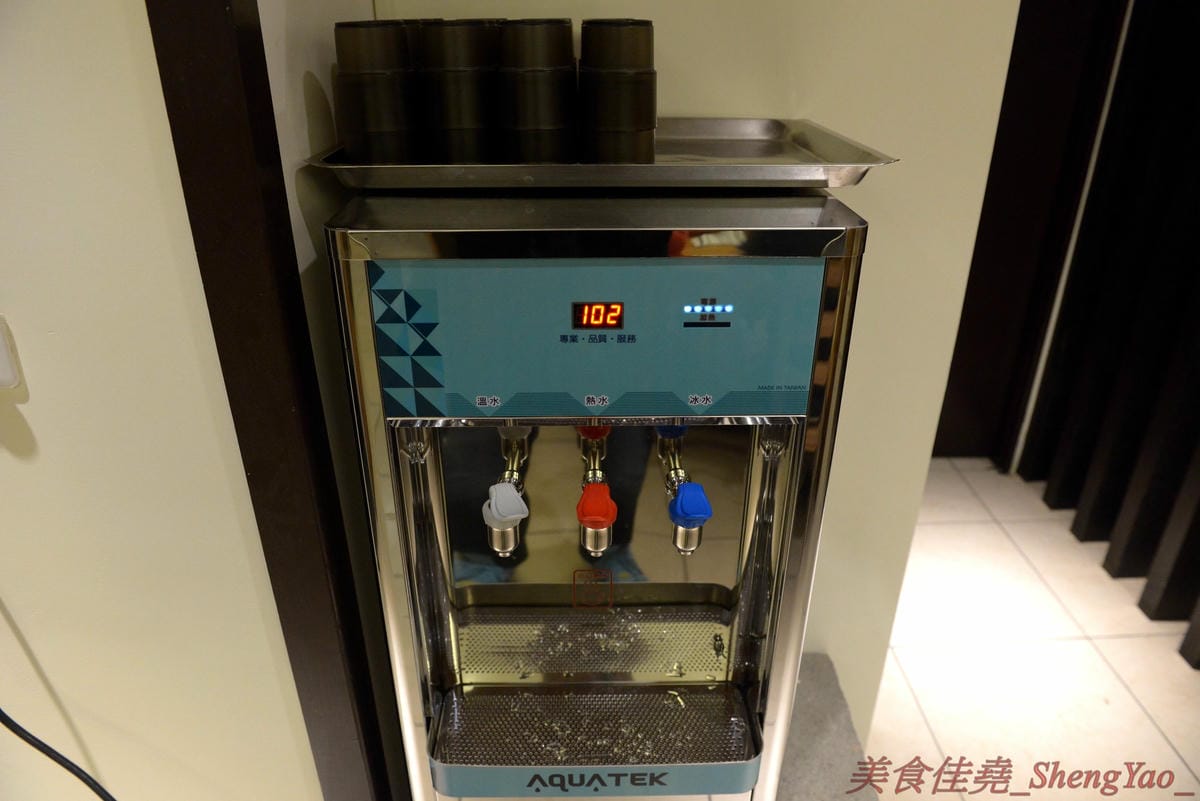 [台中西區]らーめん七面鳥 – 連外國人都特地來吃,今年度最強的雞湯系拉麵專賣店,湯頭使用全火雞熬煮,雞味濃郁醇香,搭配極具口感的低溫烹煮雞胸肉,超級厲害,每碗拉麵可免費提供一碗白飯,湯