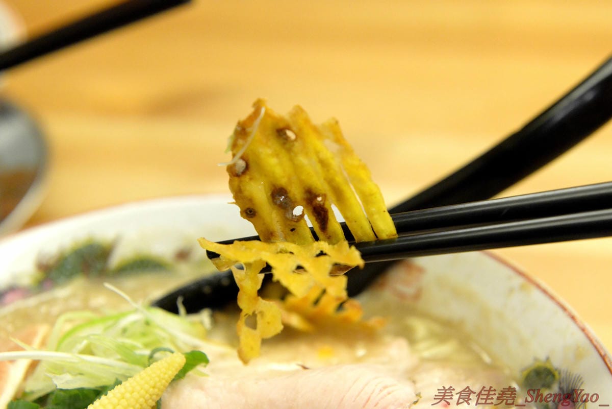 [台中西區]らーめん七面鳥 – 連外國人都特地來吃,今年度最強的雞湯系拉麵專賣店,湯頭使用全火雞熬煮,雞味濃郁醇香,搭配極具口感的低溫烹煮雞胸肉,超級厲害,每碗拉麵可免費提供一碗白飯,湯