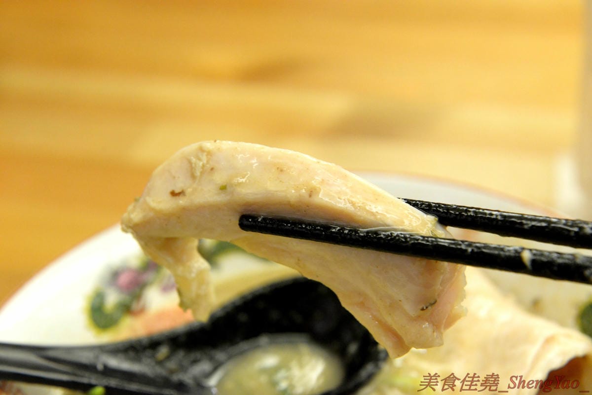 [台中西區]らーめん七面鳥 – 連外國人都特地來吃,今年度最強的雞湯系拉麵專賣店,湯頭使用全火雞熬煮,雞味濃郁醇香,搭配極具口感的低溫烹煮雞胸肉,超級厲害,每碗拉麵可免費提供一碗白飯,湯