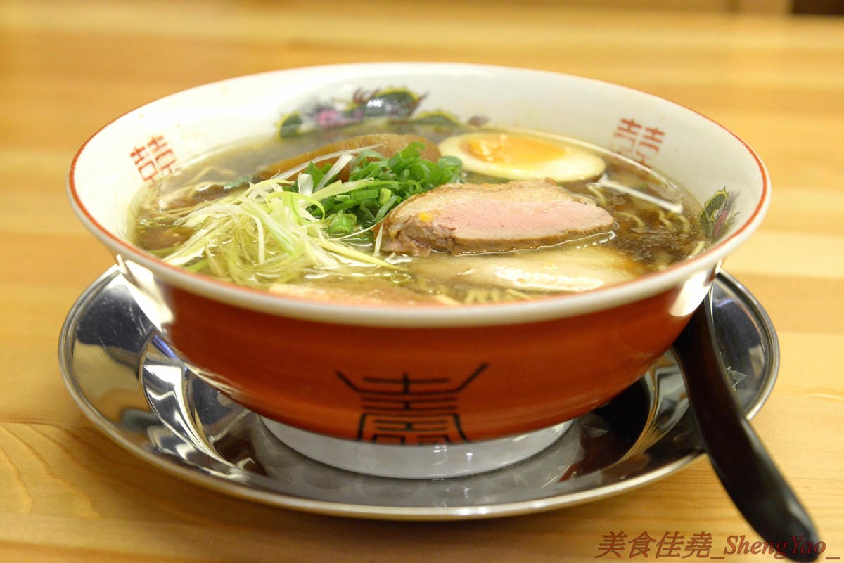 [台中西區]らーめん七面鳥 – 連外國人都特地來吃,今年度最強的雞湯系拉麵專賣店,湯頭使用全火雞熬煮,雞味濃郁醇香,搭配極具口感的低溫烹煮雞胸肉,超級厲害,每碗拉麵可免費提供一碗白飯,湯