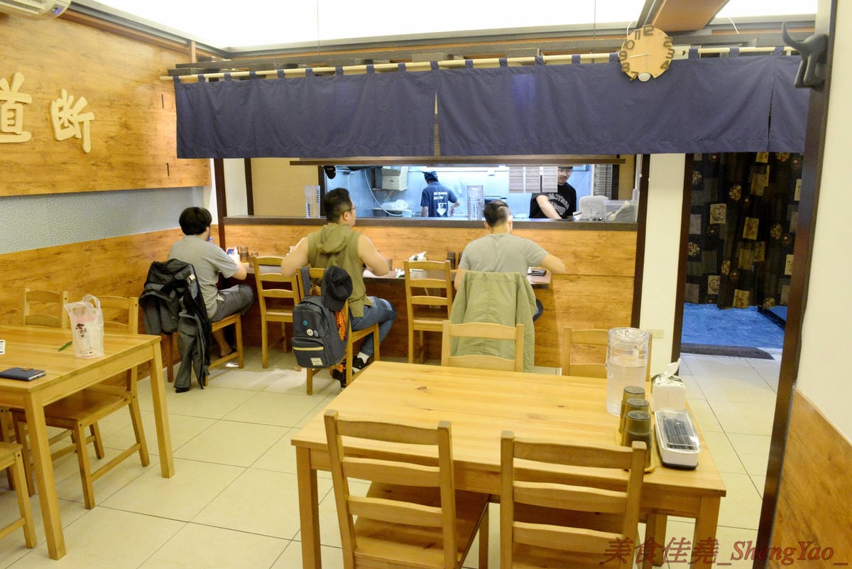 [台中西區]らーめん七面鳥 – 連外國人都特地來吃,今年度最強的雞湯系拉麵專賣店,湯頭使用全火雞熬煮,雞味濃郁醇香,搭配極具口感的低溫烹煮雞胸肉,超級厲害,每碗拉麵可免費提供一碗白飯,湯