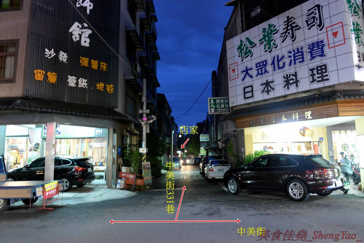 [台中西區]らーめん七面鳥 – 連外國人都特地來吃,今年度最強的雞湯系拉麵專賣店,湯頭使用全火雞熬煮,雞味濃郁醇香,搭配極具口感的低溫烹煮雞胸肉,超級厲害,每碗拉麵可免費提供一碗白飯,湯