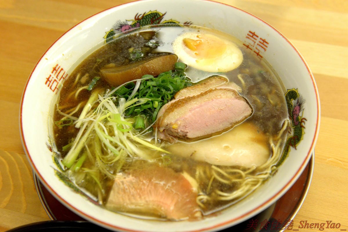 [台中西區]らーめん七面鳥 – 連外國人都特地來吃,今年度最強的雞湯系拉麵專賣店,湯頭使用全火雞熬煮,雞味濃郁醇香,搭配極具口感的低溫烹煮雞胸肉,超級厲害,每碗拉麵可免費提供一碗白飯,湯