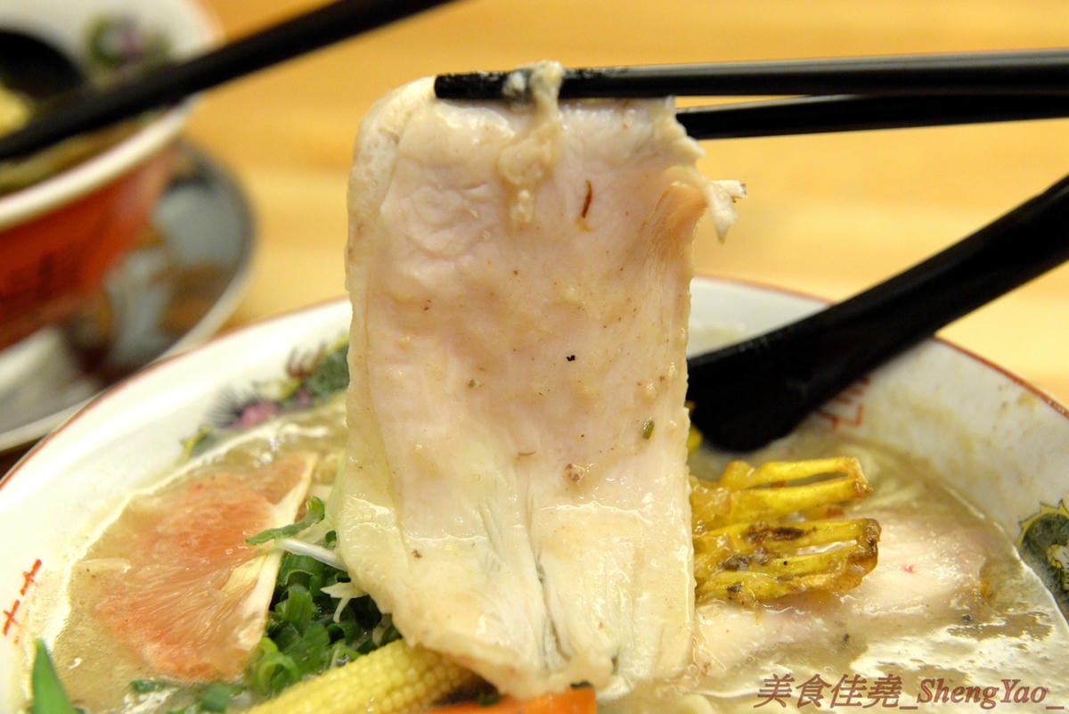 [台中西區]らーめん七面鳥 – 連外國人都特地來吃,今年度最強的雞湯系拉麵專賣店,湯頭使用全火雞熬煮,雞味濃郁醇香,搭配極具口感的低溫烹煮雞胸肉,超級厲害,每碗拉麵可免費提供一碗白飯,湯