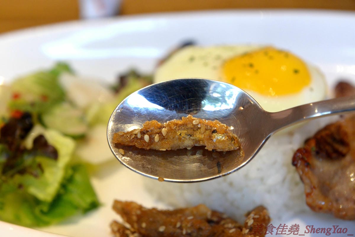 [台中南屯]貓門moment – 台中新IG打卡超美餐廳景點,以貓為主題的地中海風格建築,旁邊還有超大座的貓形狀拱門,店內也充滿濃濃地中海氣息,非常優美適合拍照,餐點有主食、茶食和飲品、霜淇淋,