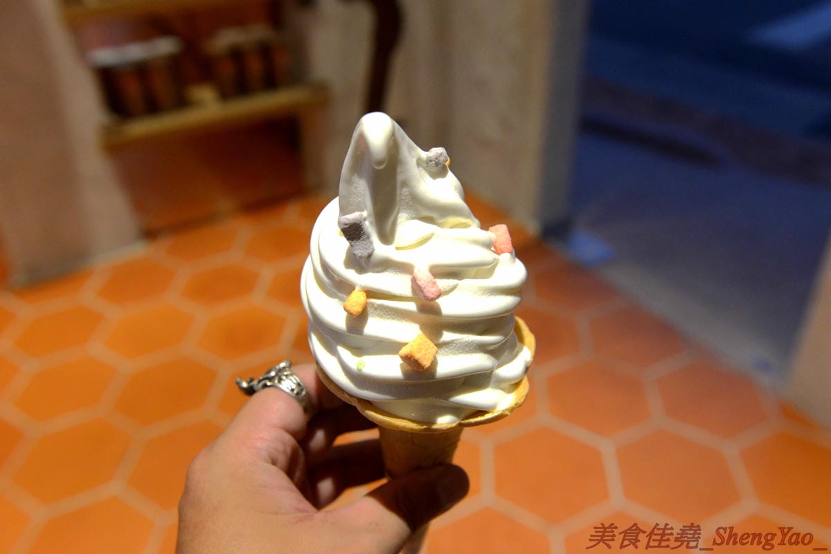 [台中南屯]貓門moment – 台中新IG打卡超美餐廳景點,以貓為主題的地中海風格建築,旁邊還有超大座的貓形狀拱門,店內也充滿濃濃地中海氣息,非常優美適合拍照,餐點有主食、茶食和飲品、霜淇淋,