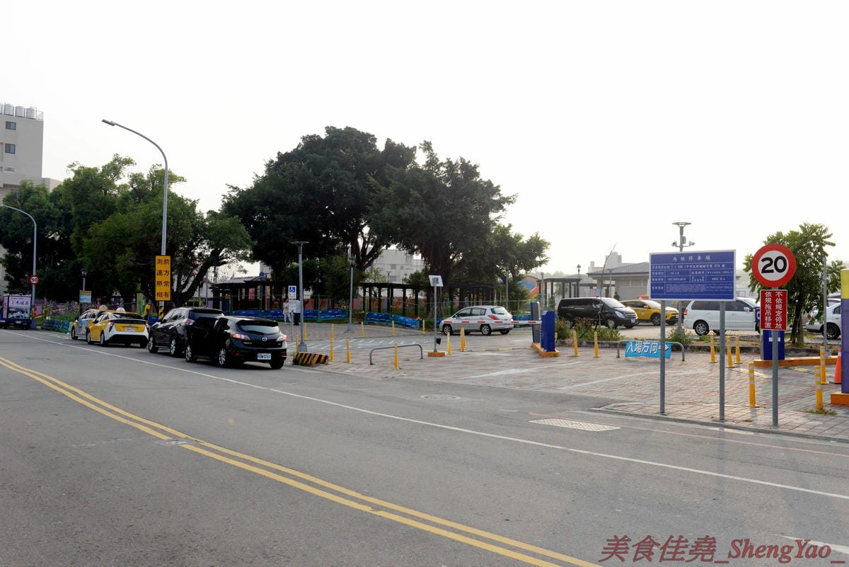 [台中南屯]貓門moment – 台中新IG打卡超美餐廳景點,以貓為主題的地中海風格建築,旁邊還有超大座的貓形狀拱門,店內也充滿濃濃地中海氣息,非常優美適合拍照,餐點有主食、茶食和飲品、霜淇淋,