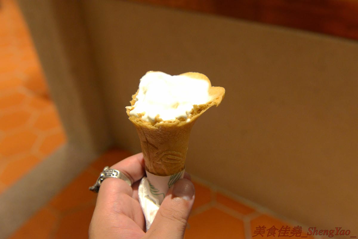 [台中南屯]貓門moment – 台中新IG打卡超美餐廳景點,以貓為主題的地中海風格建築,旁邊還有超大座的貓形狀拱門,店內也充滿濃濃地中海氣息,非常優美適合拍照,餐點有主食、茶食和飲品、霜淇淋,