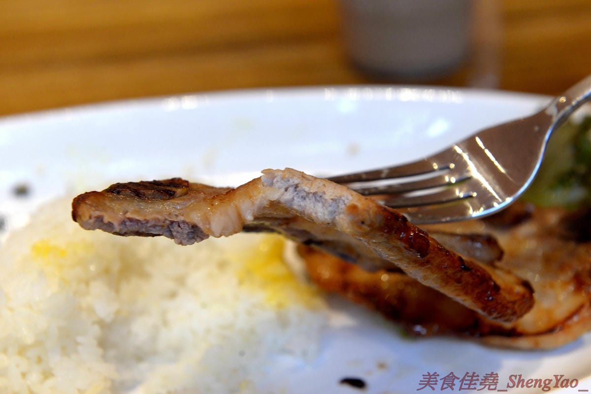 [台中南屯]貓門moment – 台中新IG打卡超美餐廳景點,以貓為主題的地中海風格建築,旁邊還有超大座的貓形狀拱門,店內也充滿濃濃地中海氣息,非常優美適合拍照,餐點有主食、茶食和飲品、霜淇淋,