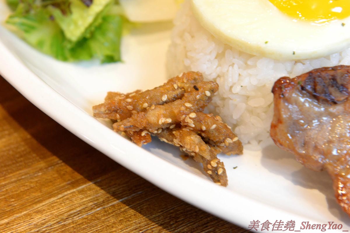 [台中南屯]貓門moment – 台中新IG打卡超美餐廳景點,以貓為主題的地中海風格建築,旁邊還有超大座的貓形狀拱門,店內也充滿濃濃地中海氣息,非常優美適合拍照,餐點有主食、茶食和飲品、霜淇淋,