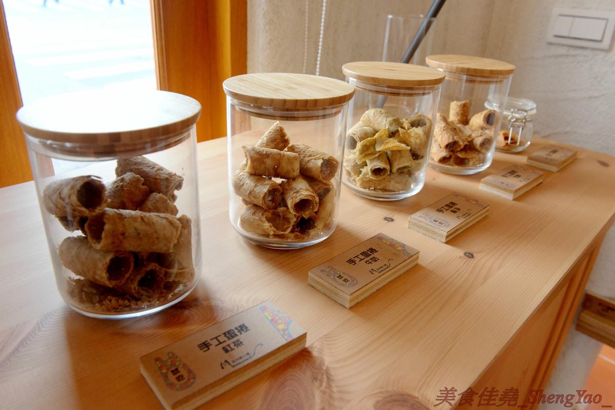 [台中南屯]貓門moment – 台中新IG打卡超美餐廳景點,以貓為主題的地中海風格建築,旁邊還有超大座的貓形狀拱門,店內也充滿濃濃地中海氣息,非常優美適合拍照,餐點有主食、茶食和飲品、霜淇淋,