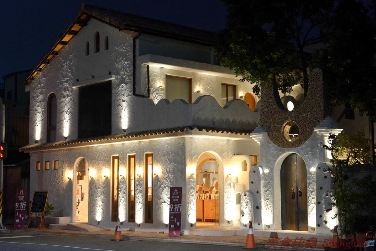 [台中南屯]貓門moment – 台中新IG打卡超美餐廳景點,以貓為主題的地中海風格建築,旁邊還有超大座的貓形狀拱門,店內也充滿濃濃地中海氣息,非常優美適合拍照,餐點有主食、茶食和飲品、霜淇淋,