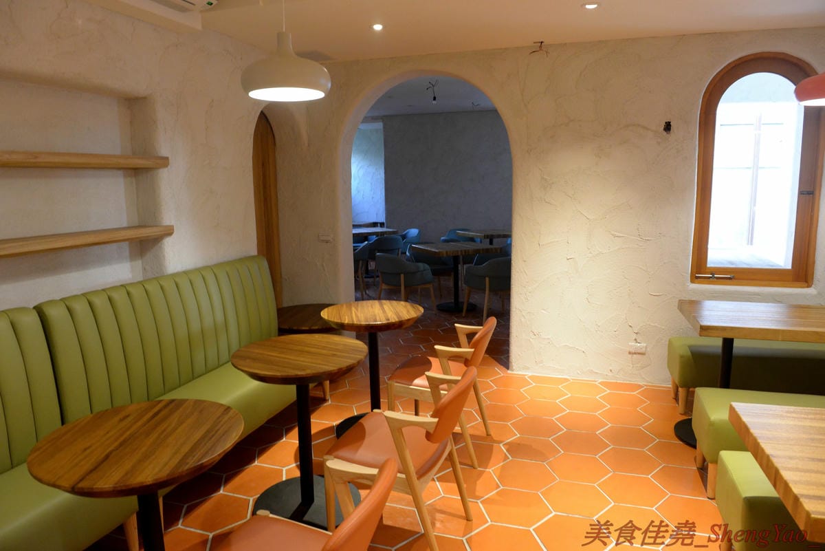 [台中南屯]貓門moment – 台中新IG打卡超美餐廳景點,以貓為主題的地中海風格建築,旁邊還有超大座的貓形狀拱門,店內也充滿濃濃地中海氣息,非常優美適合拍照,餐點有主食、茶食和飲品、霜淇淋,