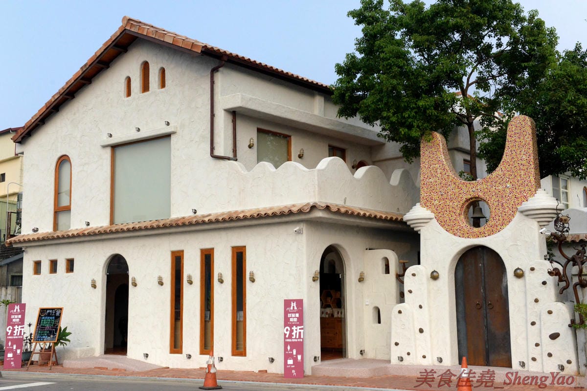 [台中南屯]貓門moment – 台中新IG打卡超美餐廳景點,以貓為主題的地中海風格建築,旁邊還有超大座的貓形狀拱門,店內也充滿濃濃地中海氣息,非常優美適合拍照,餐點有主食、茶食和飲品、霜淇淋,