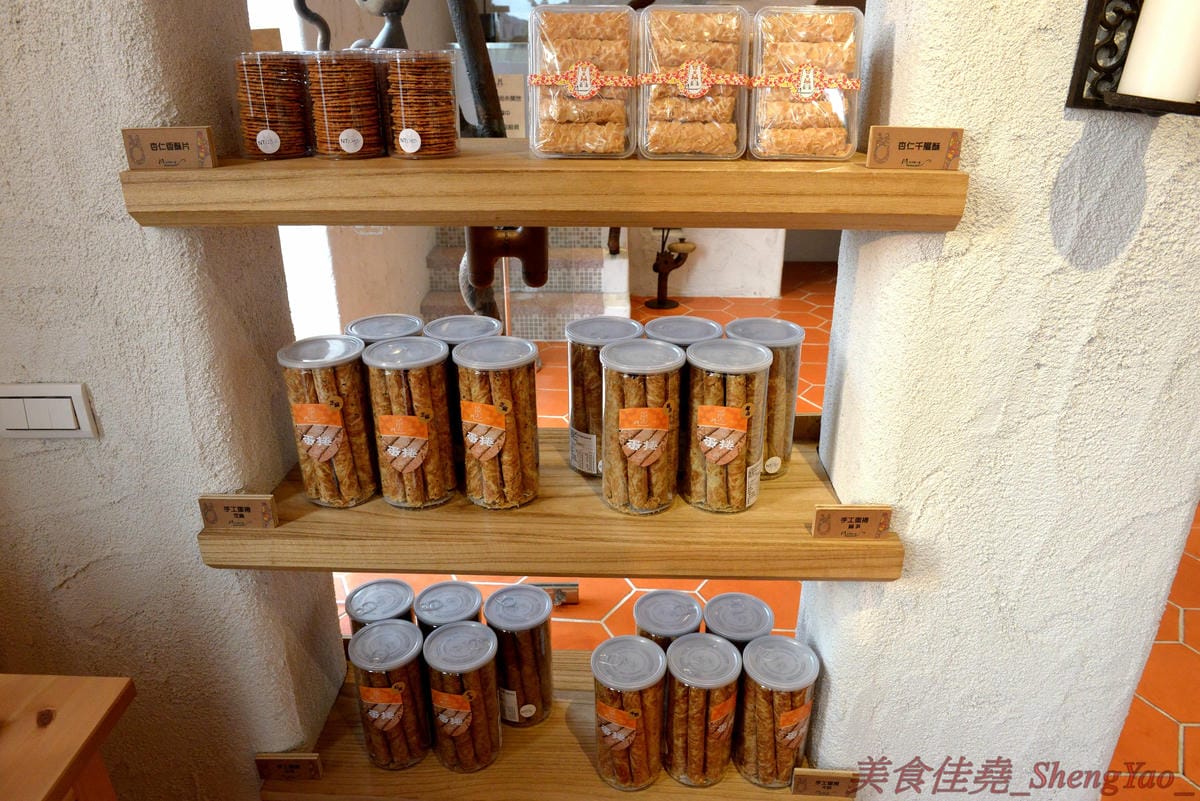 [台中南屯]貓門moment – 台中新IG打卡超美餐廳景點,以貓為主題的地中海風格建築,旁邊還有超大座的貓形狀拱門,店內也充滿濃濃地中海氣息,非常優美適合拍照,餐點有主食、茶食和飲品、霜淇淋,