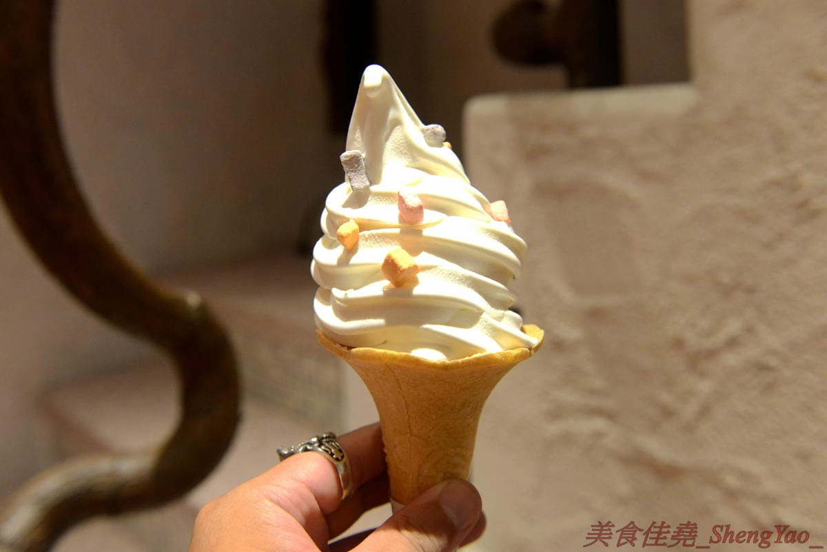 [台中南屯]貓門moment – 台中新IG打卡超美餐廳景點,以貓為主題的地中海風格建築,旁邊還有超大座的貓形狀拱門,店內也充滿濃濃地中海氣息,非常優美適合拍照,餐點有主食、茶食和飲品、霜淇淋,