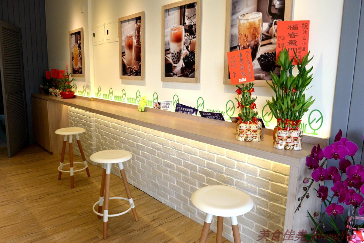 [台中梧棲]沐白小農 梧棲店 – 來自桃園的手搖飲料店新星,連香港也有分店,鮮奶使用小農牧場”肯啃頂級鮮乳”,豆奶是用義美豆奶,價格不便宜但好喝,推薦大甲芋頭鮮奶、黑糖波霸鮮奶。