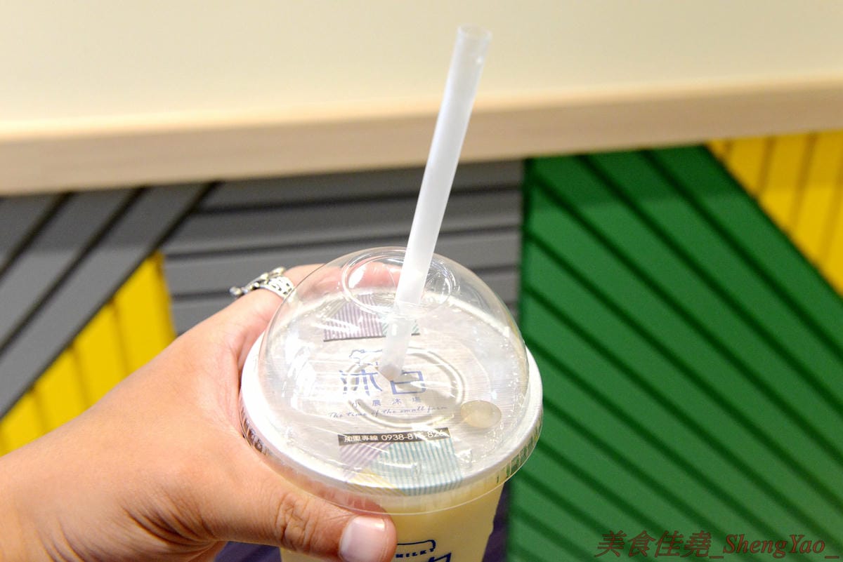 [台中梧棲]沐白小農 梧棲店 – 來自桃園的手搖飲料店新星,連香港也有分店,鮮奶使用小農牧場”肯啃頂級鮮乳”,豆奶是用義美豆奶,價格不便宜但好喝,推薦大甲芋頭鮮奶、黑糖波霸鮮奶。