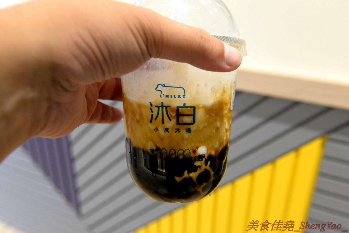 [台中梧棲]沐白小農 梧棲店 – 來自桃園的手搖飲料店新星,連香港也有分店,鮮奶使用小農牧場”肯啃頂級鮮乳”,豆奶是用義美豆奶,價格不便宜但好喝,推薦大甲芋頭鮮奶、黑糖波霸鮮奶。