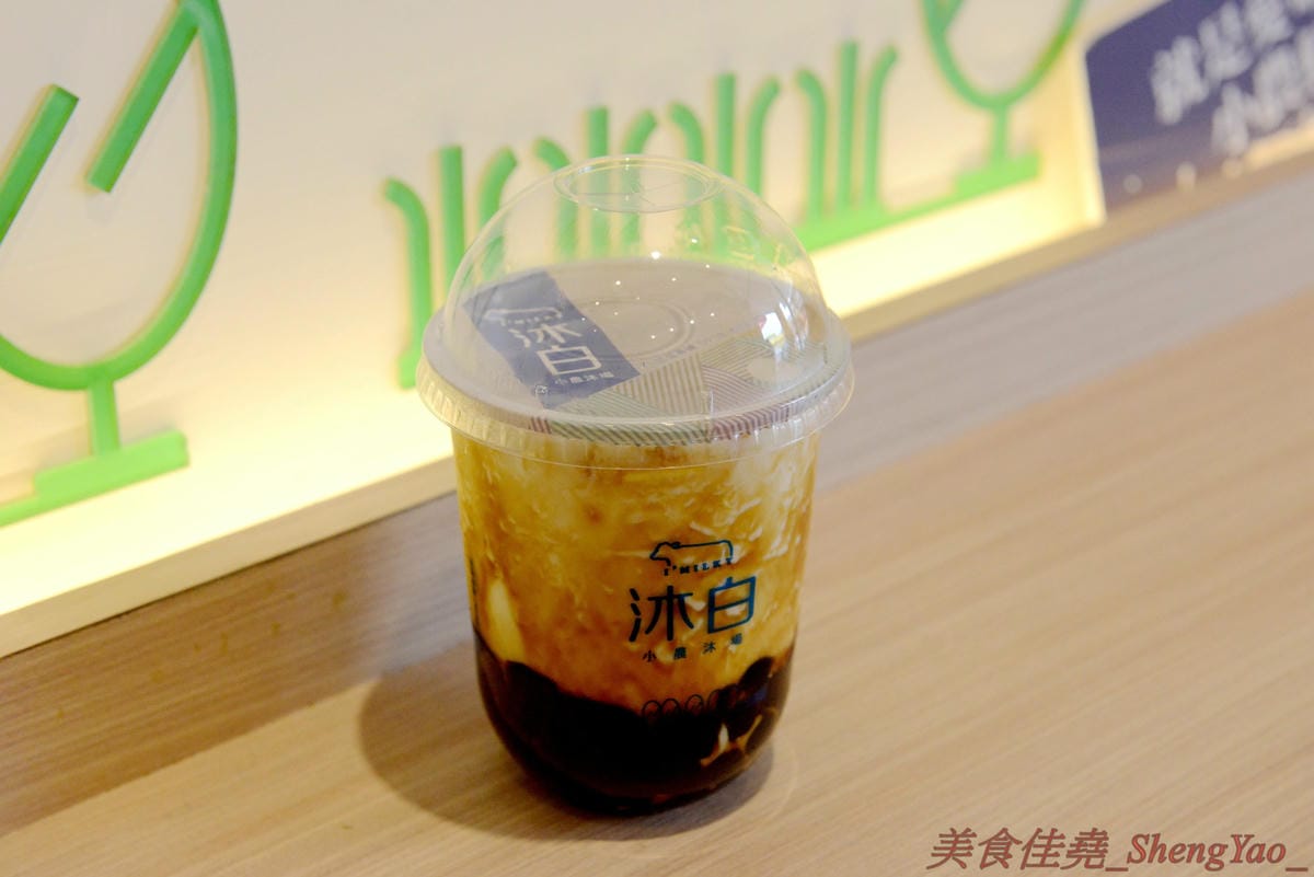 [台中梧棲]沐白小農 梧棲店 – 來自桃園的手搖飲料店新星,連香港也有分店,鮮奶使用小農牧場”肯啃頂級鮮乳”,豆奶是用義美豆奶,價格不便宜但好喝,推薦大甲芋頭鮮奶、黑糖波霸鮮奶。