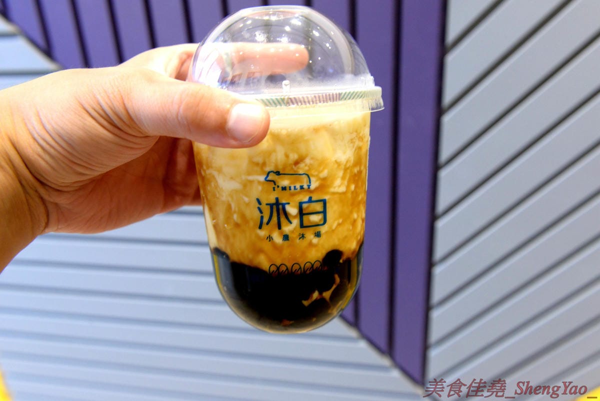 [台中梧棲]沐白小農 梧棲店 – 來自桃園的手搖飲料店新星,連香港也有分店,鮮奶使用小農牧場”肯啃頂級鮮乳”,豆奶是用義美豆奶,價格不便宜但好喝,推薦大甲芋頭鮮奶、黑糖波霸鮮奶。