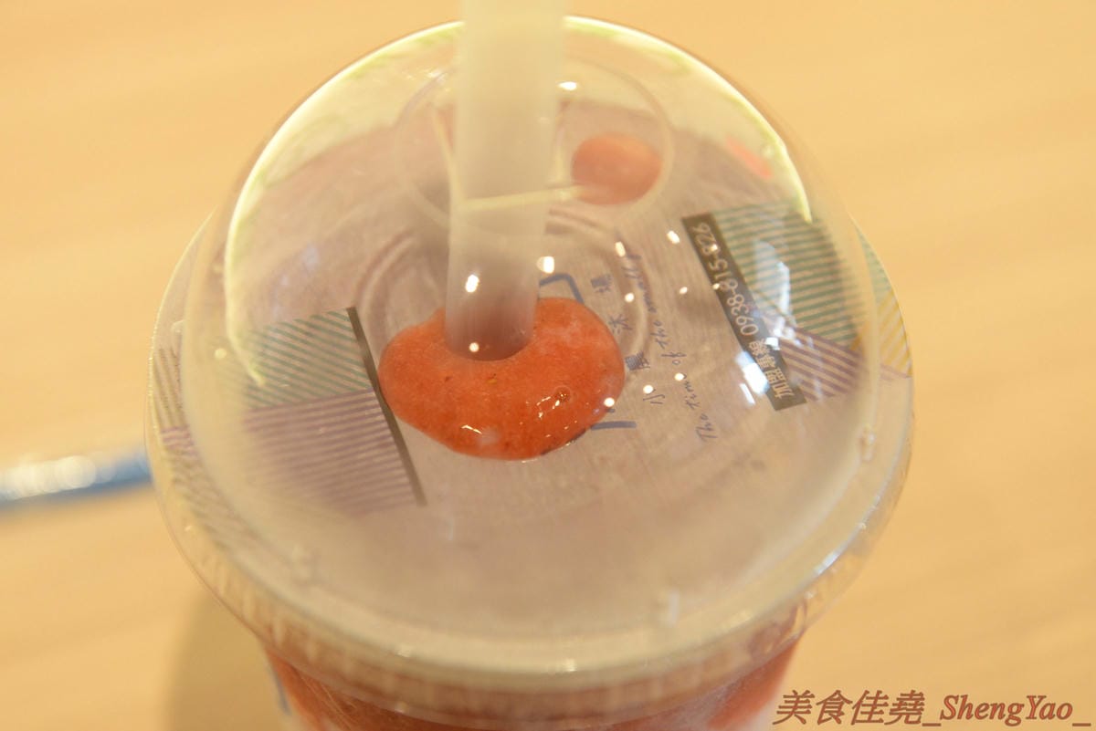 [台中梧棲]沐白小農 梧棲店 – 來自桃園的手搖飲料店新星,連香港也有分店,鮮奶使用小農牧場”肯啃頂級鮮乳”,豆奶是用義美豆奶,價格不便宜但好喝,推薦大甲芋頭鮮奶、黑糖波霸鮮奶。