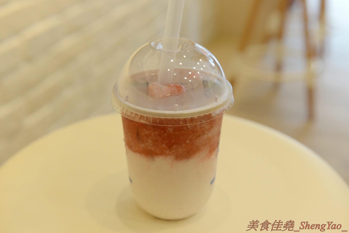 [台中梧棲]沐白小農 梧棲店 – 來自桃園的手搖飲料店新星,連香港也有分店,鮮奶使用小農牧場”肯啃頂級鮮乳”,豆奶是用義美豆奶,價格不便宜但好喝,推薦大甲芋頭鮮奶、黑糖波霸鮮奶。
