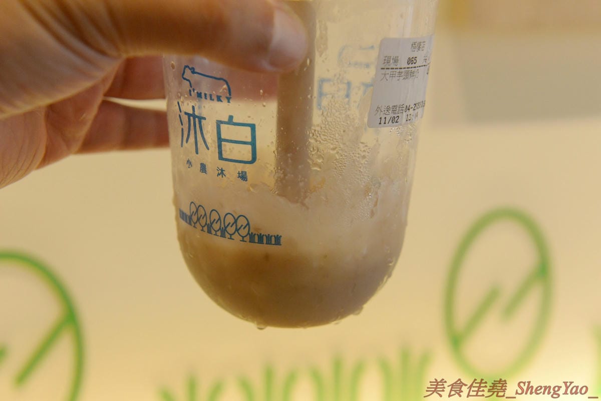 [台中梧棲]沐白小農 梧棲店 – 來自桃園的手搖飲料店新星,連香港也有分店,鮮奶使用小農牧場”肯啃頂級鮮乳”,豆奶是用義美豆奶,價格不便宜但好喝,推薦大甲芋頭鮮奶、黑糖波霸鮮奶。
