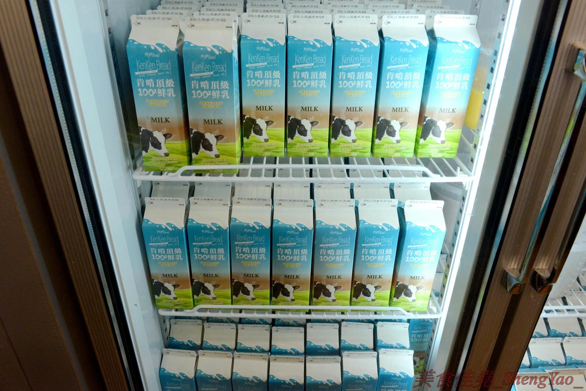 [台中梧棲]沐白小農 梧棲店 – 來自桃園的手搖飲料店新星,連香港也有分店,鮮奶使用小農牧場”肯啃頂級鮮乳”,豆奶是用義美豆奶,價格不便宜但好喝,推薦大甲芋頭鮮奶、黑糖波霸鮮奶。