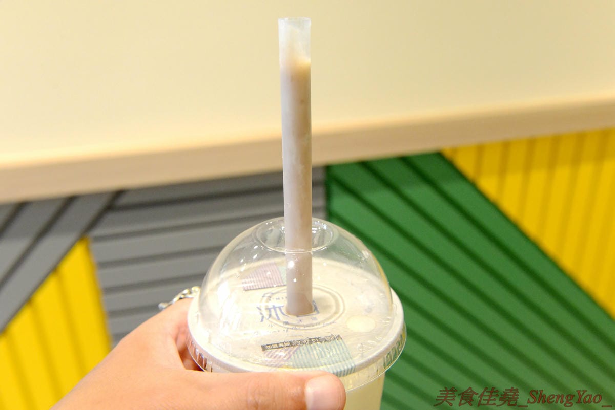 [台中梧棲]沐白小農 梧棲店 – 來自桃園的手搖飲料店新星,連香港也有分店,鮮奶使用小農牧場”肯啃頂級鮮乳”,豆奶是用義美豆奶,價格不便宜但好喝,推薦大甲芋頭鮮奶、黑糖波霸鮮奶。