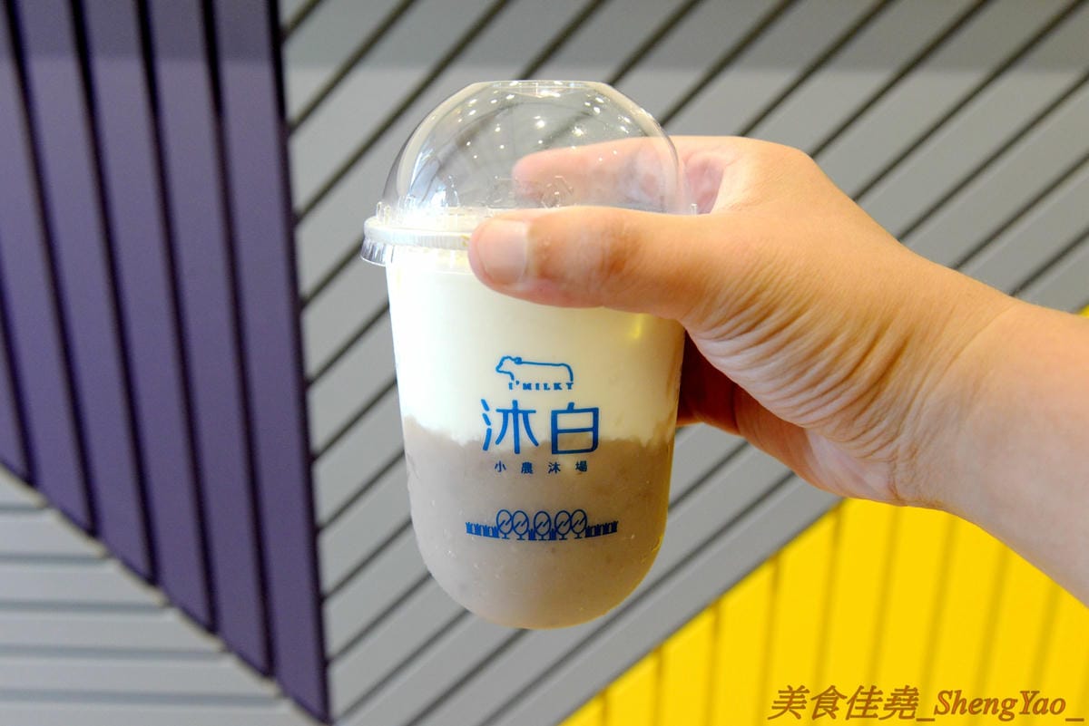 [台中梧棲]沐白小農 梧棲店 – 來自桃園的手搖飲料店新星,連香港也有分店,鮮奶使用小農牧場”肯啃頂級鮮乳”,豆奶是用義美豆奶,價格不便宜但好喝,推薦大甲芋頭鮮奶、黑糖波霸鮮奶。