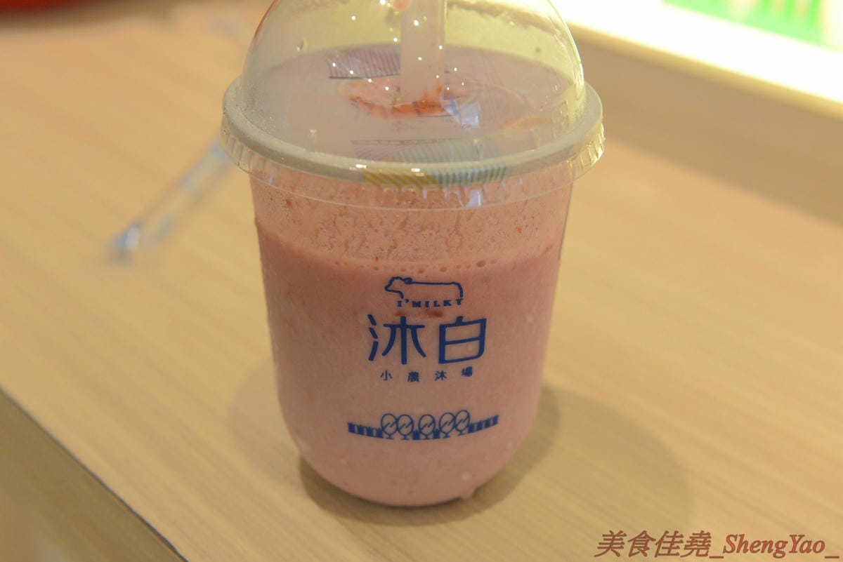 [台中梧棲]沐白小農 梧棲店 – 來自桃園的手搖飲料店新星,連香港也有分店,鮮奶使用小農牧場”肯啃頂級鮮乳”,豆奶是用義美豆奶,價格不便宜但好喝,推薦大甲芋頭鮮奶、黑糖波霸鮮奶。