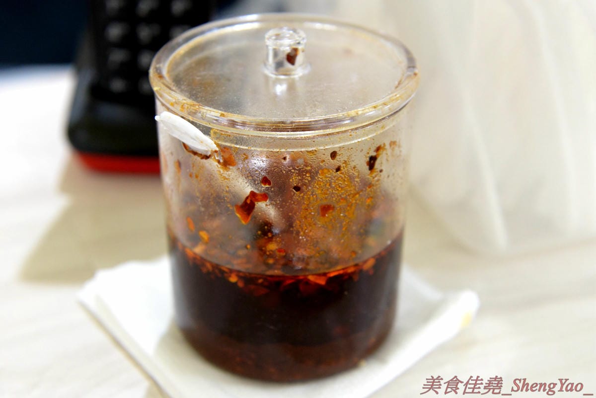 [基隆信義]肥蝸牛 – 基隆少見的早午餐日式食堂,型男主廚的用心料理,餐點很異國風相當豐富多樣化,價格平實大份量,大推店家自己包的日式煎餃,底部有雪花的喔,大大一顆內餡飽滿多汁,非常好吃